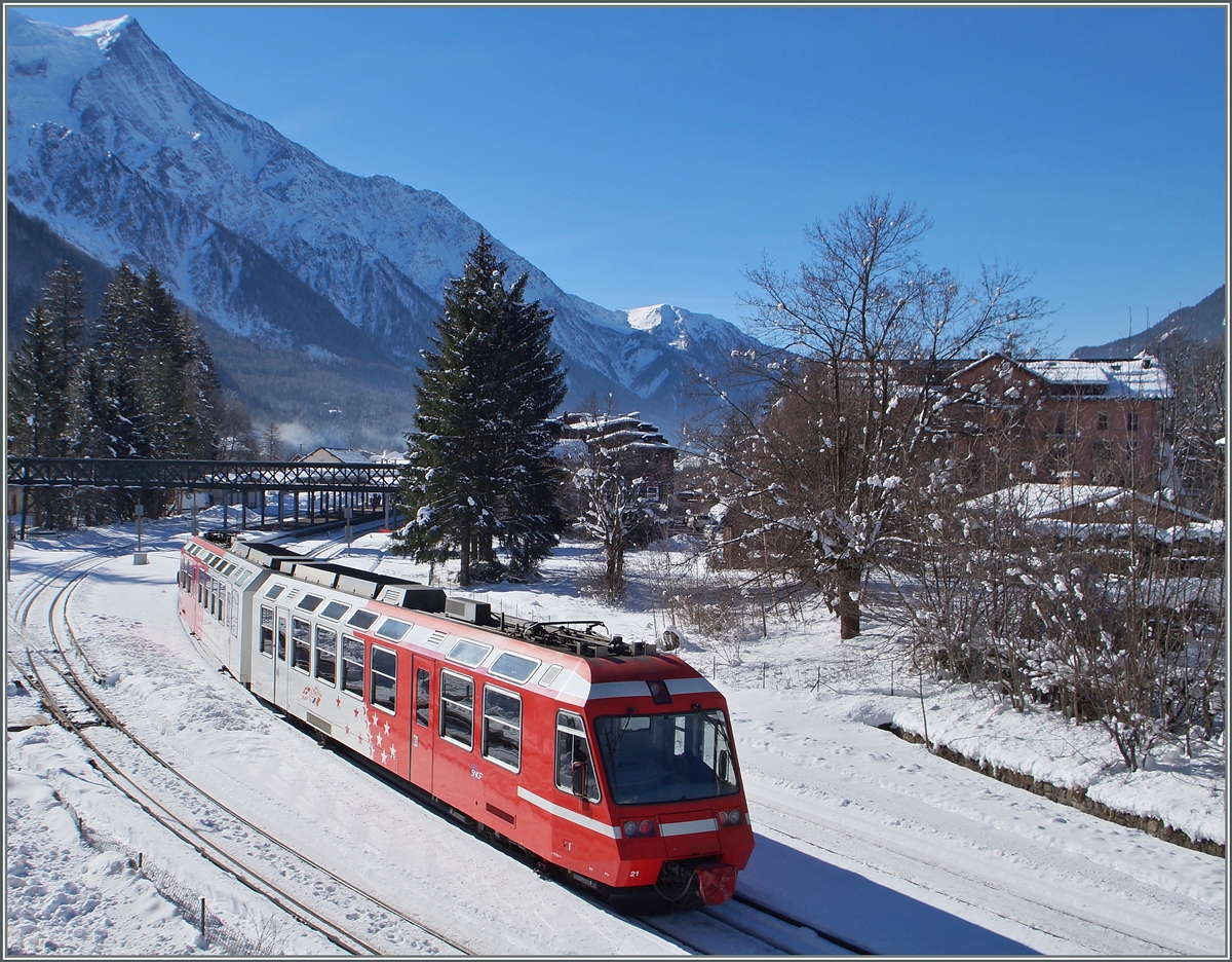 Der SNCF TER 18914 erreicht von Vallorcine kommend Chamonix MOnt Blanc. 
10. Februar 2015