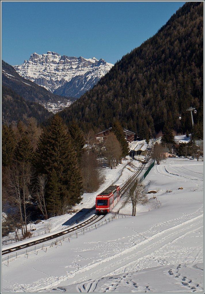 Der SNCF TER 18934 hat Vallorcine (im Hintergrund zu sehen) verlassen und fährt nun Richtung Chamonix.
20. Feb. 2015
