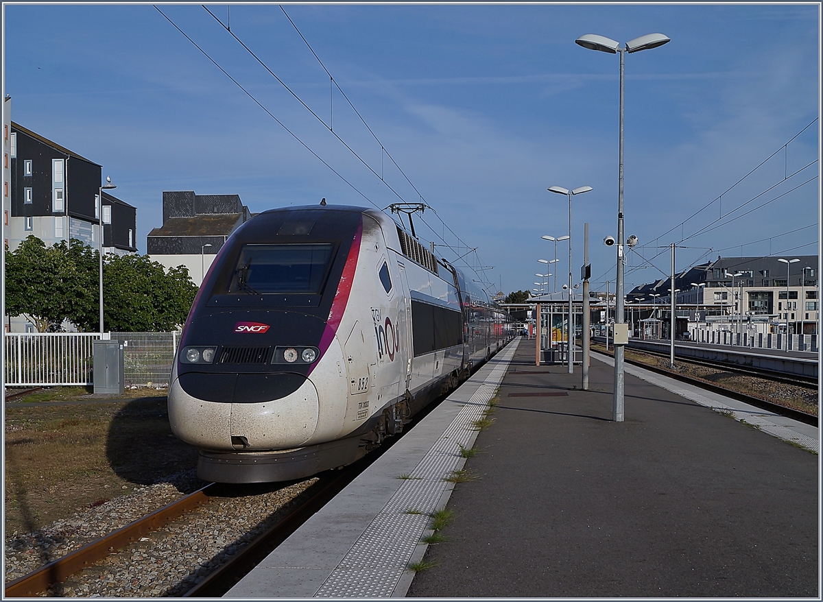 Der SNCF TGV 852 Duplex Océane wartet in Saint Malo auf die Abfahrt nach Paris. 

15. Mai 2019