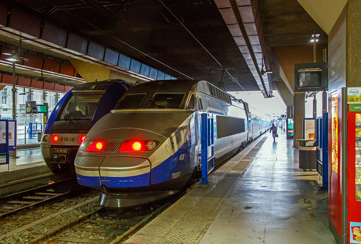Der SNCF TGV Duplex Réseau (Dreisystem), Rame 613 (Triebzug 613), am 25.03.2015 im Bahnhof Marseille St-Charles.

Die TGV Duplex Réseau bestehen aus (2003 bestellten) neuen Duplex-Mittelwagen und gebrauchte TGV-Réseau-Triebköpfe. Die Triebzüge mit den Nummern 613–615 sind Dreisystemzüge die unter 25 kV 50 Hz Wechselstrom, sowie 1,5 kV und 3,0 kV Gleichstrom verkehren können.
Die Triebzüge mit den Nummern 601 bis 612 und 616 bis 619 hingegen sind Zweisystemtriebzüge die unter 1,5 kV Gleichstrom und 25 kV 50 Hz Wechselstrom verkehren können.
