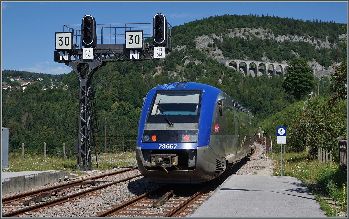 Der SNCF X 73657 verlässt als TER 895511 auf dem Weg von Dole nach St-Claude den Bahnhof von Morez und fährt dabei an der markanten Signalbrücke vorbei, darunter - wie bei französischen Signalen meist üblich ist das Zugssicherungssystem  Crocodil  zu sehen.

10. August 2021