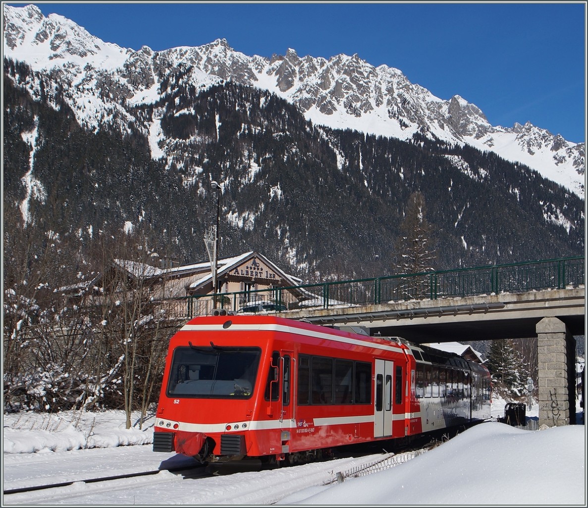 Der SNCF X  (94 87 0001 853-4) verlässt Chamonix Richtnug Vallorcine.
10. Feb. 2015