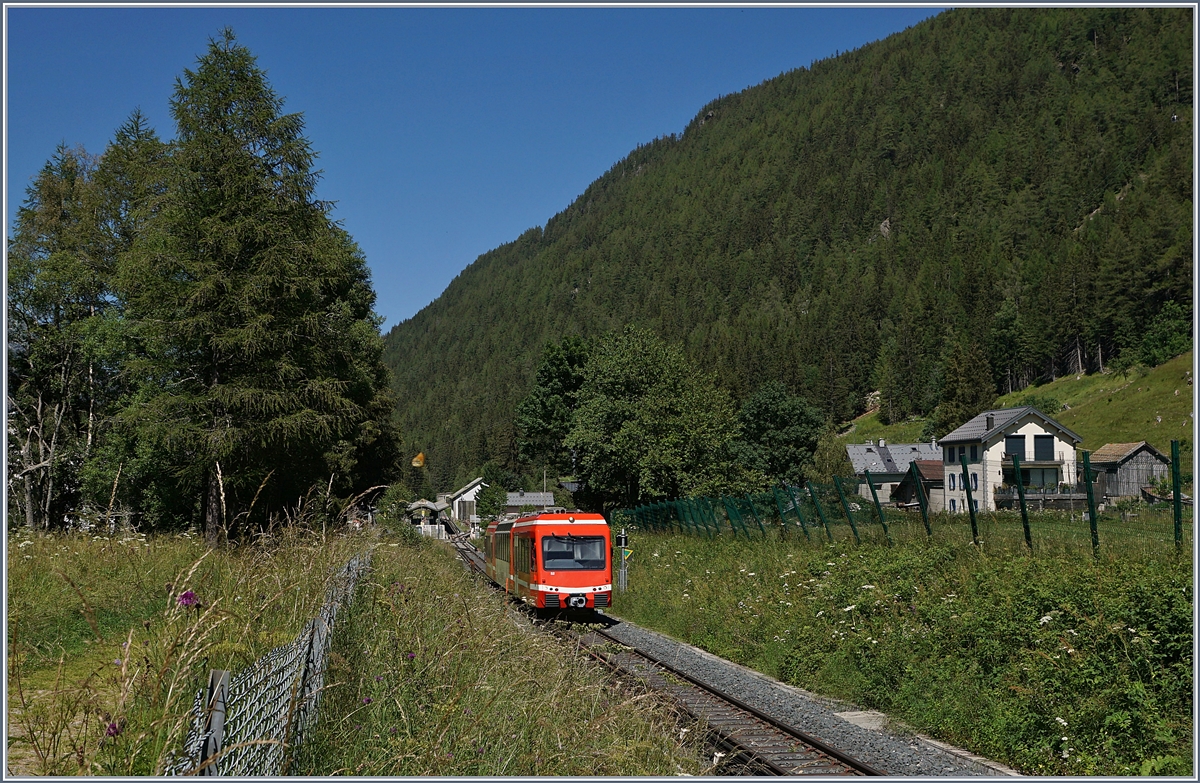 Der SNCF Z 850 N° 52 (94 87 0001 854-2F-SNCF) hat vor Kurzem den im Hintergrund zu erkennenden Bahnhof von Vallorcine verlassen und fährt nun als TER 18988 nach Les Houches. 

7. Juli 2020