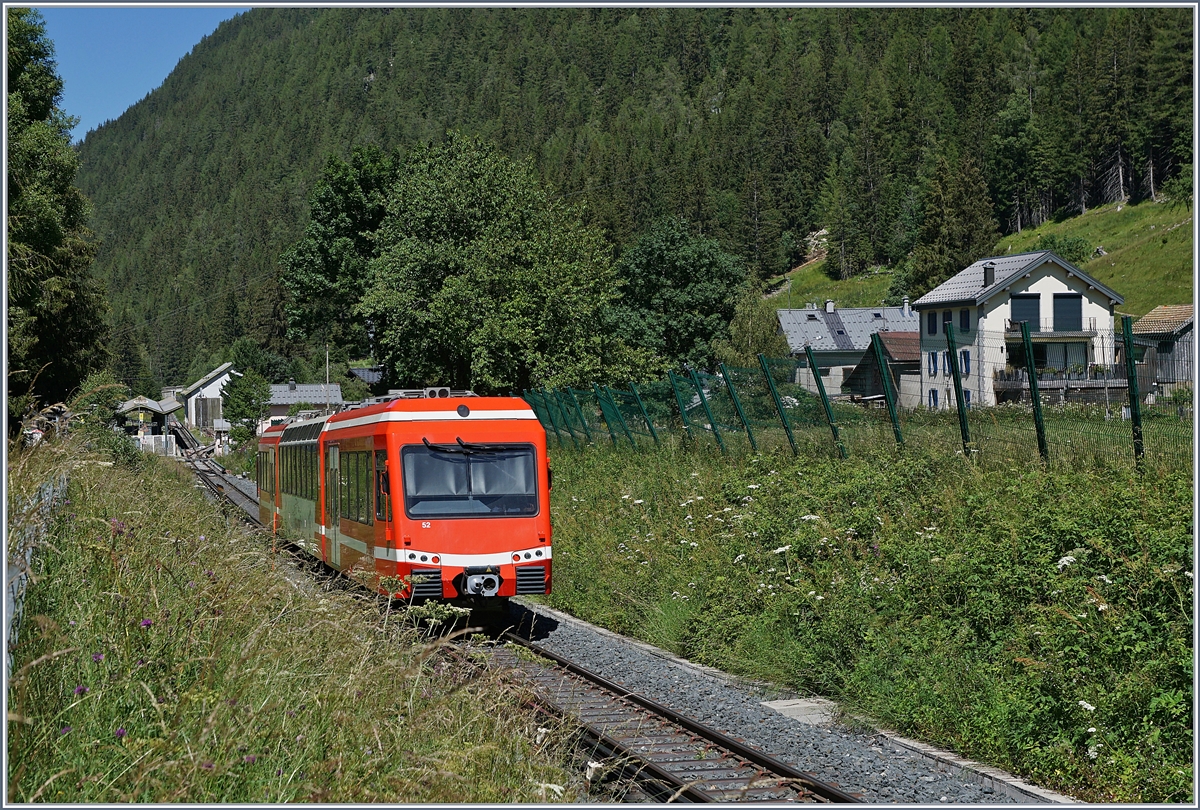 Der SNCF Z 850 N° 52 (94 87 0001 854-2F-SNCF) als TER 18988 nach Les Houches kurz nach Vallorcine.

7. Juli 2020