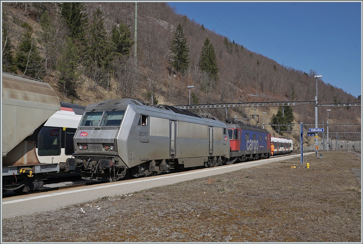 Der  Spaghetti -Zug der Gegenzug ist in Vallorbe angekommen und die abgebügelte SNCF Sybic BB 26061 wird von der SBB Re 6/6 11615 (Re 620 015-8) rangiert.

24. März 2022