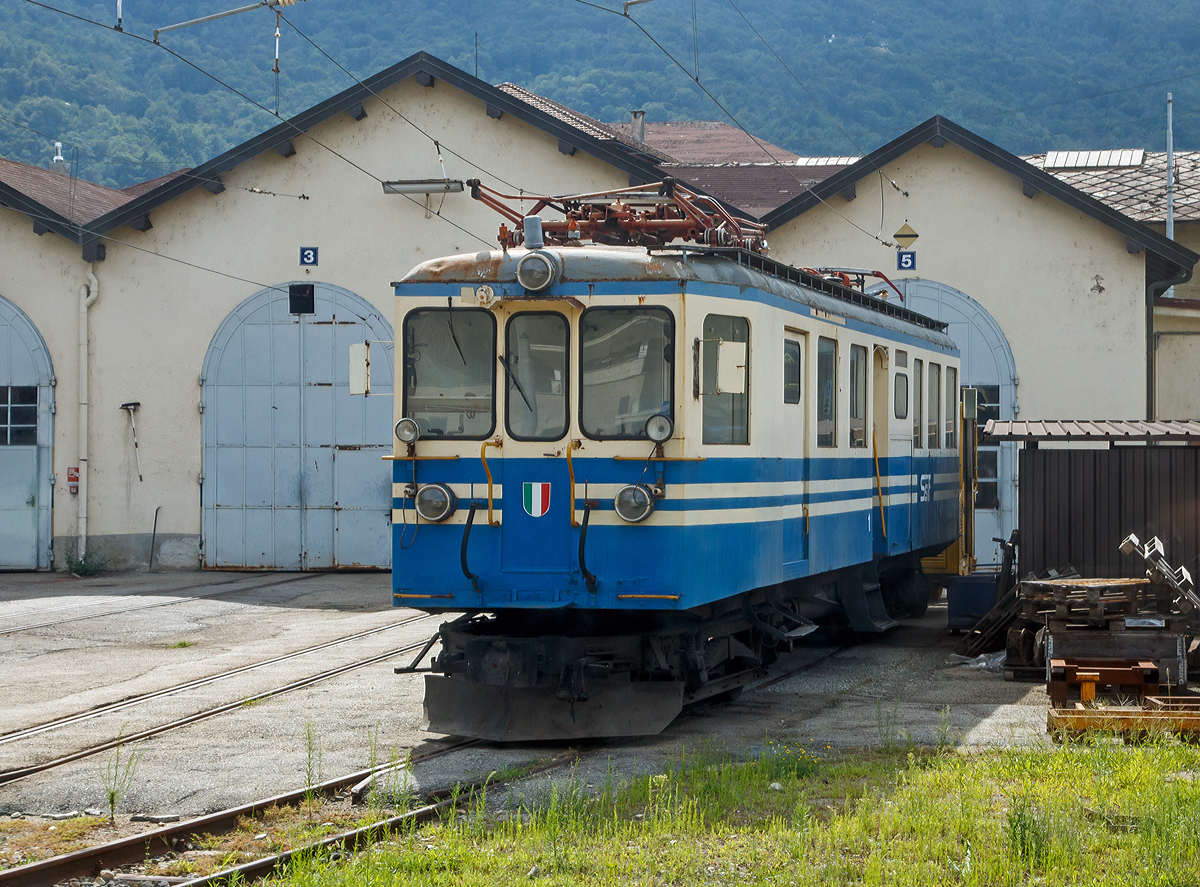 Der SSIF ABDe4/4 17, ex FART ABDe4/4 17, ex FRT ABFe 4/4 17, ex FRT BCFe4/4 17 ist am 02 August 2019 im Depot der SSIF - Societ subalpina di imprese ferroviarie in Domodossola abgestellt. Aufnahme aus einem Zug heraus.

Als BCFe 4/4 wurden die ersten acht elektrischen Triebwagen bezeichnet, die die Societ subalpina di imprese ferroviarie (SSIF) zusammen mit der Societ delle Ferrovie Regionali Ticinesi (FRT, Vorgnger der FART) 1923 zur Erffnung der Strecke zwischen Locarno und Domodossola angeschafft haben. Ursprnglich gehrten die Triebwagen 11–16 der SIFF, die Triebwagen 17+18 der FRT. Anlsslich der anschlieenden wurden 1956 die Triebwagen in ABFe 4/4 und ab 1960 in ABDe 4/4 umgezeichnet.

Die Fahrzeuge wurden von Carminati e Toselli (CeT) in Mailand hergestellt. Die elektrische Ausrstung wurde von der BBC-Tochter Tecnomasio Italiano Brown Boveri (TIBB) geliefert. Die Fahrzeuge konnten auf der Rampe mit 60 Promille Steigung eine Anhngelast von 65 Tonnen befrdern und erreichten dabei 20 km/h. Bis in die Mitte der 1950er Jahre wurde mit den Fahrzeugen der gesamte Betrieb abgewickelt. Um 1956 wurden sie umbenannt, weil sie wie alle Fahrzeuge in dieser Zeit an die neue Klasseneinteilung angepasst wurden. Heute bezeichnet man sie als ABDe 4/4. Mit der Inbetriebnahme der vier ABe 8/8, welche die internationalen Schnellzge bernahmen, traten sie in die zweite Reihe.

Drei Fahrzeuge (11, 14, 15) fielen Brnden zum Opfer und wurden anschlieend abgebrochen. Der Triebwagen 18 wurde bei einer Kollision mit dem ABe 8/8 22 am 13. August 1967 beschdigt, anschlieend wieder aufgebaut. Triebwagen Nummer 12 stie im Oktober 1980 ebenfalls mit dem ABe 8/8 22 zusammen und wurde in der Folge verschrottet. Der Triebwagen 16 bekam im Jahr 1975 in der SSIF Werkstatt einen neuen sthlernen Wagenkasten. der Triebwagen 17 wurde 1962 einer Modernisierung unterzogen, bevor er 1967 wie auch der 18er von der FART an die SSIF verkauft wurde.

1990 wurde der Triebwagen 17 als historisches Fahrzeug restauriert und fr Sonderzge eingesetzt, im September 2009 wurde er zum Dienstfahrzeug (Schneepflug) degradiert. Auer Dienst gestellt und betriebsunfhig steht er nun in Domodossola im Depot.

TECHNISCHE DATEN:
Gebaute Anzahl: 8
Baujahr: 1923
Spurweite: 	1.000 mm (Meterspur)
Achsformel: Bo'Bo'
Lnge ber Puffer: 14.400 mm
Drehzapfenabstand:  8.500 mm
Achsabstand im Drehgestell: 2.200 mm 
Laufraddurchmesser: 920 mm (neu)
Dienstgewicht: 29,7 t
Hchstgeschwindigkeit: 45 km/h
Stundenleistung: 418 PS
bersetzung: 1:5,1
Stromsystem: 1.200 V Gleichstrom
Zugbremse: Druckluft
Kupplungstyp: Zentralpuffer mit 2 Schraubenkupplungen
Sitzpltze: 36 (6 in der 1. und 30 in der 2. Klasse)

Trotz Unfllen und Auerdienststellung sind die Triebwagen Nr. 16, 17 und 18 weiterhin bei der SSIF (als Diensttriebwagen) vorhanden.