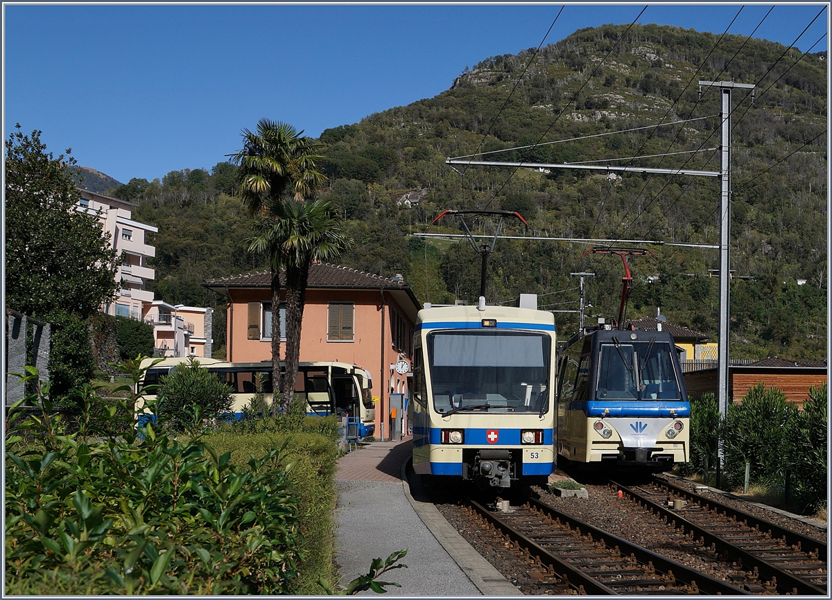 Der SSIF der ABe 12/16 (ABe/P/Be/Be) N° 85  Trontano , als SSIF Treno Panoramico 43 von Domodossola nach Locarno unterwegs, kreuzt in Intagna den FART ABe 4/6 53, der als Regionalzug 310 von Locarno nach Camedo fährt. 

10. Okt. 2019
