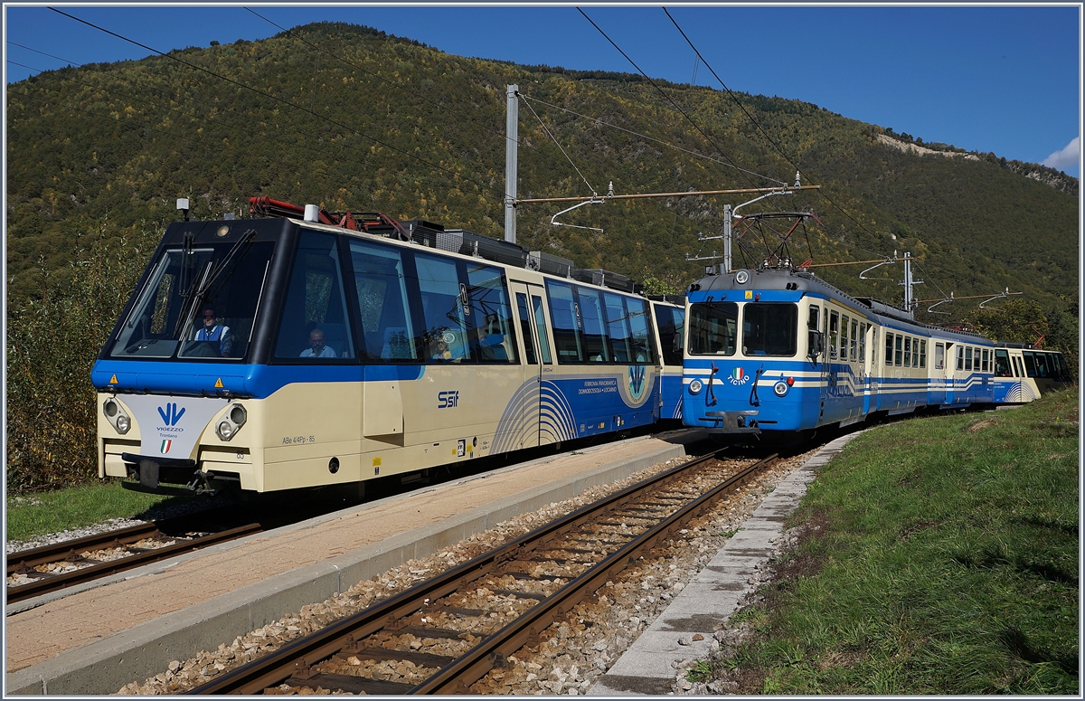 Der SSIF ABe 12/16 N° 85  Trontano , unterwegs als D 54 P von Locarno nach Domodossola, kreuzt in Verigo den Regionalzug 763 nach Folsogno-Dissimo.

10. Okt. 2019