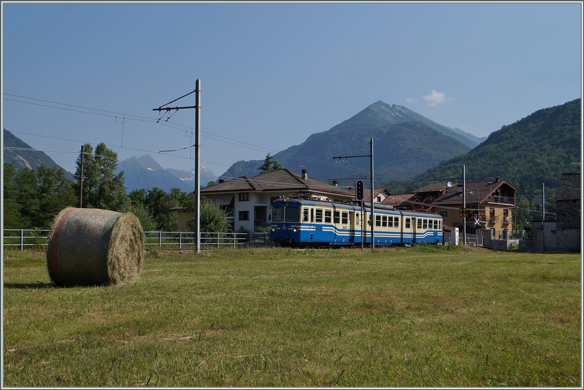 Der SSIF ABe 8/8 22  Ticino  ist als Schnellzug D 32 von Locarno nach Domodossola bei Masera unterwegs und erreicht in knapp fünf Minuten sein Ziel. 
10. Juni 2014