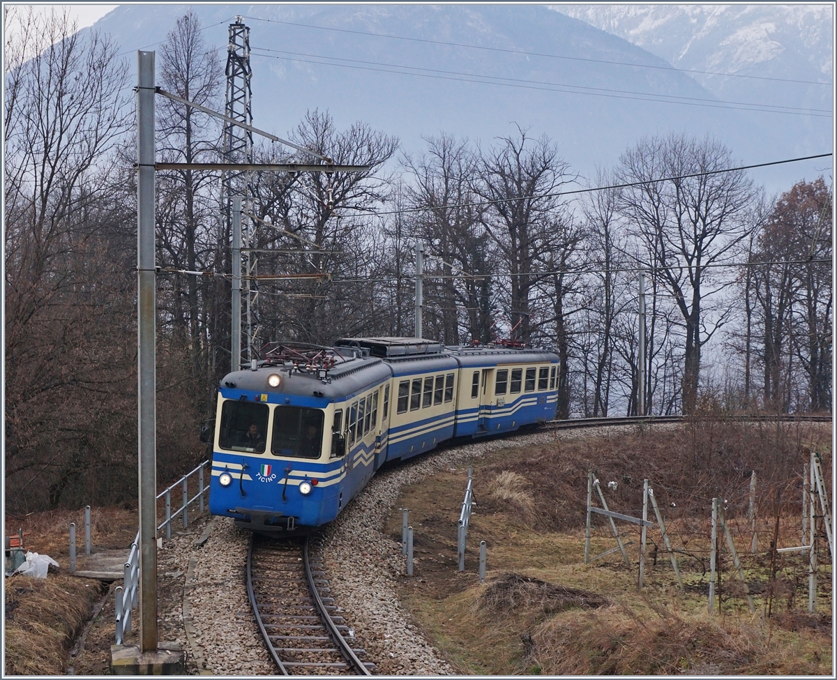 Der SSIF ABe 8/8 22  Ticino  als Regionalzug 245 von Domodossola nach Re kurz vor Trontano.
31. Jan. 2017