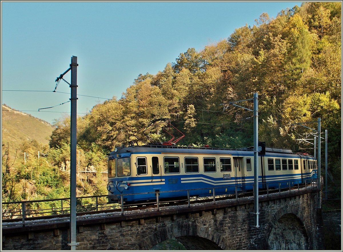 Der SSIF ABe 8/8 N° 22  Ticino  als Regionalzug 265 von Domodossola nach Re auf dem Rion Graglia Viadukt zwischen Trontano und Verigo. 
24. Okt. 2014