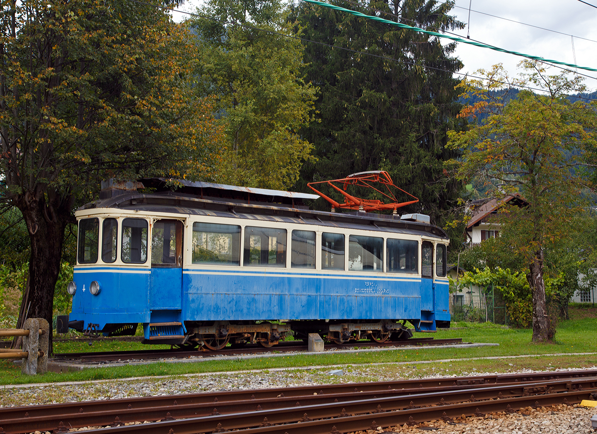 Der SSiF Ce 2/4 Nr.4 Denkmal-Triebwagen  (ex FRT, ex TLo, ex.RhSt.Ce 2/4 Nr.11) am 15.09.2017 in Santa Maria Maggiore. Der Triebwagen wurde 1911 von MAN/MFO fr die Straenbahn Altsttten–Berneck (RhSt.) als Ce 2/4 Nr.11 gebaut, 1946 wurde er von der Tram Locarno (Tramvie Elettriche Locarnesi (TLo)), zusammen mit dem Triebwagen 12, bernommen.  Nach der Einstellung des Trambetriebes Locarno im Jahre 1960 gelangten die beiden Triebwagen Ce 2/4 4 und Ce 2/4 5 zur SSIF nach Domodossola. Der Triebwagen 4 ist seit den Neunzigerjahren beim Bahnhof Santa Maria Maggiore als Denkmal aufgestellt und der Triebwagen 5 wurde vom Museum Ogliari in Ranco bernommen.  

SSIF ist die Abkrzung der Societ subalpina di imprese ferroviarie,die sich auch Ferrovia Vigezzina nennt. 