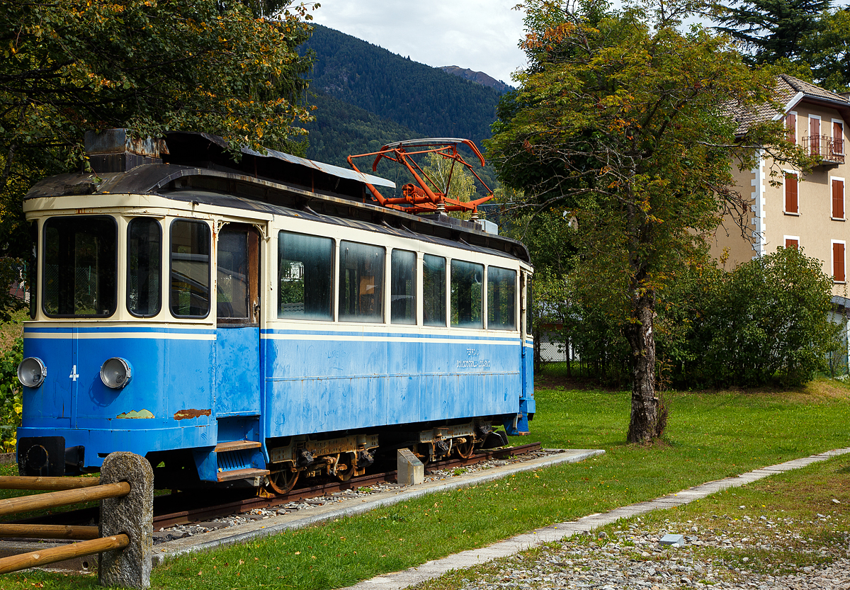 Der SSiF Ce 2/4 Nr.4 Denkmal-Triebwagen (ex FRT, ex TLo, ex.RhSt.Ce 2/4 Nr.11) am 15.09.2017 in Santa Maria Maggiore. 

Der Triebwagen wurde 1911 von MAN/MFO für die Strassenbahn Altstätten–Berneck (RhSt.) als Ce 2/4 Nr.11 gebaut, 1946 wurde er von der Tram Locarno (Tramvie Elettriche Locarnesi (TLo)), zusammen mit dem Triebwagen 12, übernommen. Nach der Einstellung des Trambetriebes Locarno im Jahre 1960 gelangten die beiden Triebwagen Ce 2/4 4 und Ce 2/4 5 zur SSIF nach Domodossola. Der Triebwagen 4 ist seit den Neunzigerjahren beim Bahnhof Santa Maria Maggiore als Denkmal aufgestellt und der Triebwagen 5 wurde vom Museum Ogliari in Ranco übernommen.  SSIF ist die Abkürzung der Società subalpina di imprese ferroviarie,die sich auch Ferrovia Vigezzina nennt. 