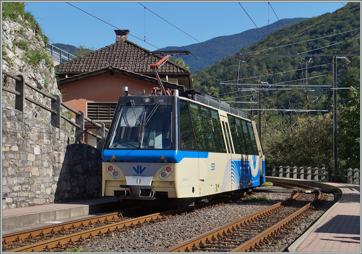 Der SSIF Treno Panoramico 61 bei der Baustellen bedingten langsamen Durchfahrt in Verdasio. 21. Sept. 2015