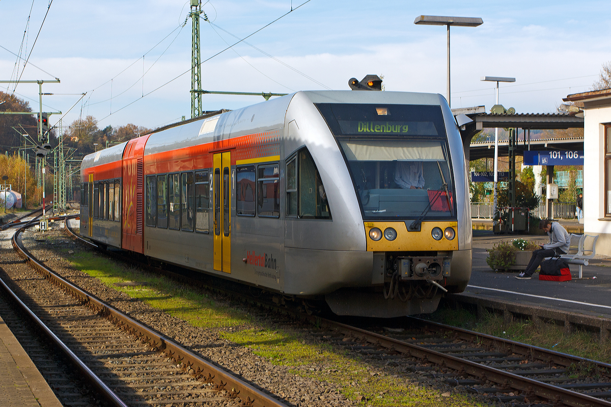 
Der Stadler GTW 2/6  - VT 117 (95 80 0946 417-2 + 95 80 0646 417-5 + 95 80 0946 917-1 D-HEB) der Hellertalbahn steht am 09.11.2014 im Bahnhof Betzdorf/Sieg zur Abfahrt nach Dillenburg bereit.

Dieser GTW 2/6 mit dieselelektrischem Antrieb besteht aus: Dem mittigem Antriebsmodul (95 80 0646 417-5 D-HEB), auch Antriebscontainer genannt, dessen beiden Achsen angetrieben sind und das Fahrzeug bewegen. Die zwei leicht und niederflurig gebaute Endmodule (95 80 0946 417-1 D-HEB und 95 80 0946 917-2 D-HEB mit je einem Drehgestell stützen sich auf das Antriebsmodul, somit ergibt sich die Achsfolge 2'Bo'2. Es ergibt sich auch eine sehr gute Raumausnutzung der Endmodule, nur ist das Fahrzeug durch das Antriebsmodul in zwei Hälften geteilt und der Gang durch den Antriebscontainer nicht barrierefrei passierbar.

Dieser Triebwagen wurde 1999 bei DWA, Bautzen (Deutsche Waggonbau AG, heute Bombardier Transportation) unter der Fabriknummer 525/002 für die Hessische Landesbahn (HLB) gebaut, dessen Eigentum er ist und ihn an die Hellertalbahn vermietet hat. Der elektrische Teil und die Fahrwerke sind von Adtranz (Schweiz).

Die Antriebausrüstung besteht aus einem MTU 12V 183 TD 13 V 12 – Zylinder - Dieselmotor der seine 550 kW Leistung auf einen Dreiphasen-Generator überträgt der zwei Asynchronmotoren (Adtranz, 6 RIA 4548) antreibt. Die max. Leistung an den Rädern beträgt 420 kW, die Höchstgeschwindigkeit 120 km/h. Der kompl. Triebwagen hat eine Länge über Kupplung (Scharfenbergkupplung) von 38.660 mm und ein Eigengewicht von 52 t.


Weitere TECHNISCHE DATEN:
Spurweite: 1.435 
Achsfolge: 2'Bo'2.
Länge über Scharfenbergkupplung: 38.660 mm 
Breite: 3.000 mm 
Höhe: 3.850 mm 
Eigengewicht: 52 t 
Drehgestellabstände: je 2.000 mm 
Antriebsmotor:  MTU 12V 183 TD 13
Treibraddurchmesser (neu): 860 mm
Laufraddurchmesser (neu): 680 mm 
Höchstgeschwindigkeit: 120 km/h.
Max. Beschleunigung: 0,88 m/s²
Anfahrzugkraft: 62 kN
Sitzplätze: 120
Stehplätze: 103 (bei 4 Pers./m²)
