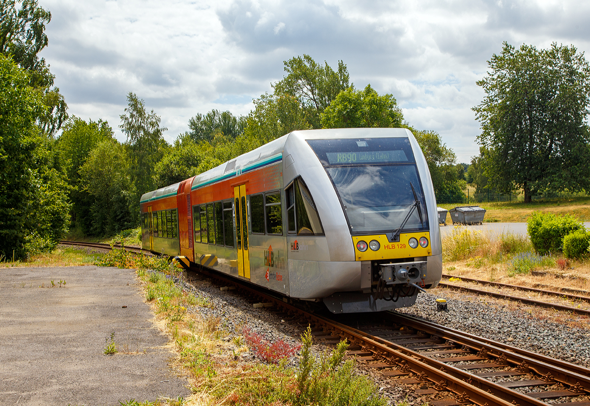 Der Stadler GTW 2/6 HLB 129 bzw. VT 526 129 (95 80 0946 429-7 D-HEB / 95 80 0646 429-0 D-HEB / 95 80 0946 929-6 D-HEB) der HLB (Hessische Landesbahn GmbH) fährt am 07.07.2019 von Westerburg, als RB 90  Westerwald-Sieg-Bahn , weiter nach Limburg (Lahn).
