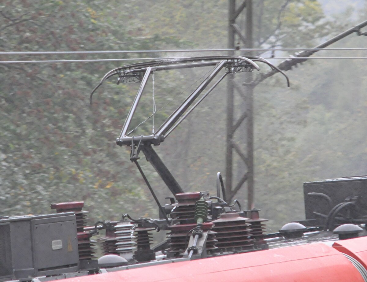 Der Stromabnehmer des 425 313-4 zieht eine Wasserfahne am nassen Draht auf der Geislinger Steige am 25.09.2010.
