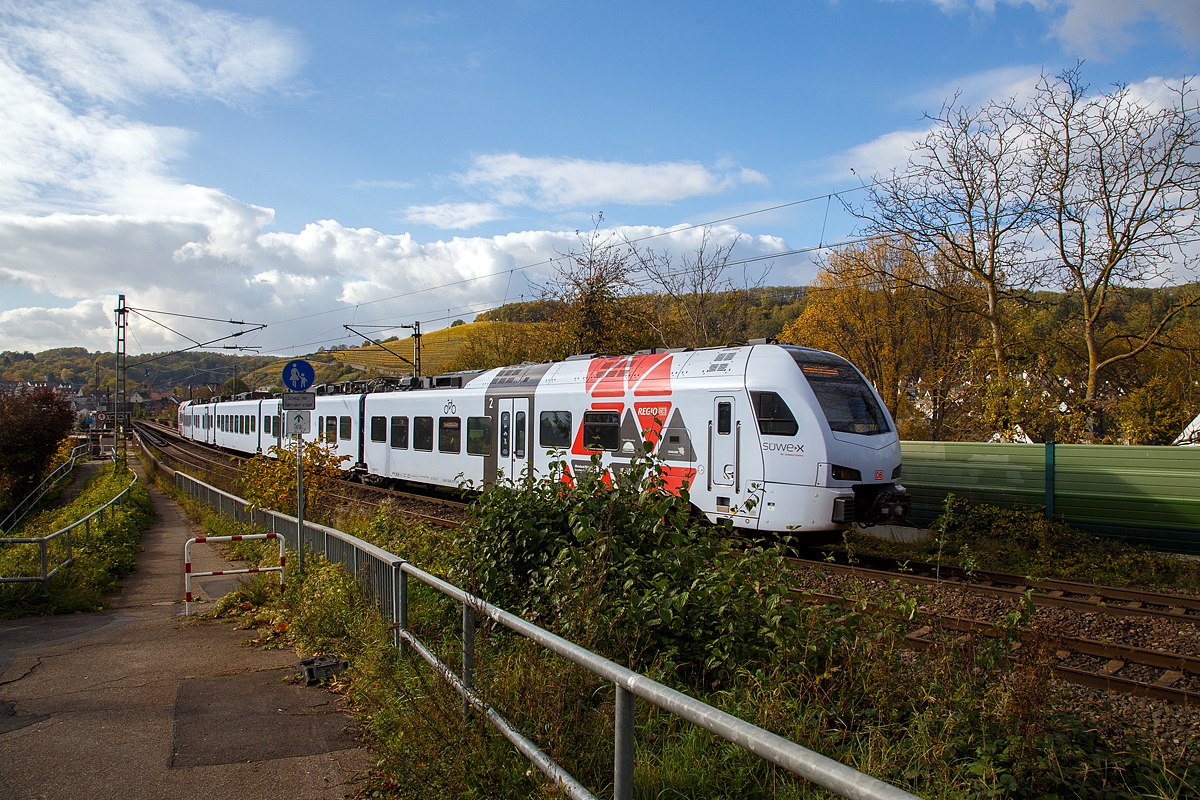 Der SÜWEX FLIRT³  429 111 (fünfteiligen Stadler FLIRT ³) als RE 1  Südwest-Express  fahren am 30.10.2017 durch Koblenz-Moselweiß in Richtung Tier. Gleich geht es auf der Gülser Eisenbahnbrücke über die Mosel.