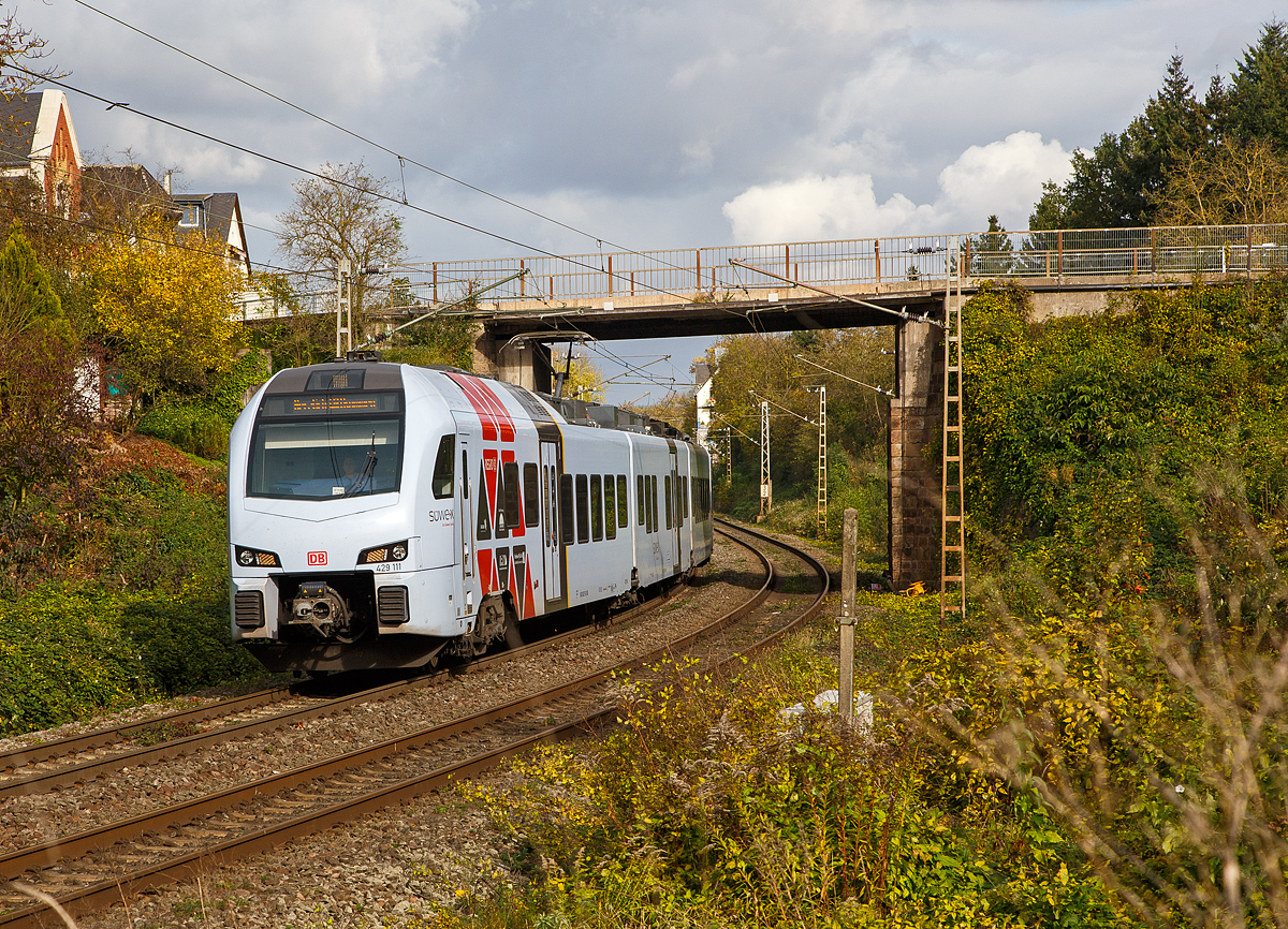 Der SÜWEX FLIRT³  429 111 (fünfteiligen Stadler FLIRT³) als RE 1  Südwest-Express  fahren am 30.10.2017 durch Koblenz-Moselweiß in Richtung Tier. Gleich geht es auf der Gülser Eisenbahnbrücke über die Mosel.