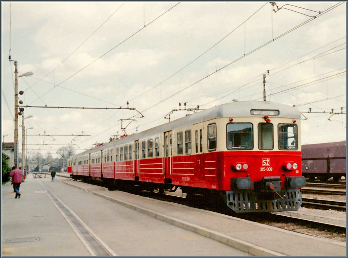 Der SZ Triebwagenzug 315 008 wartet in Divaca als Regionalzug 2649 auf die Abfahrt nach Ljubljana.

Analogbild vom 31. Mai 1995