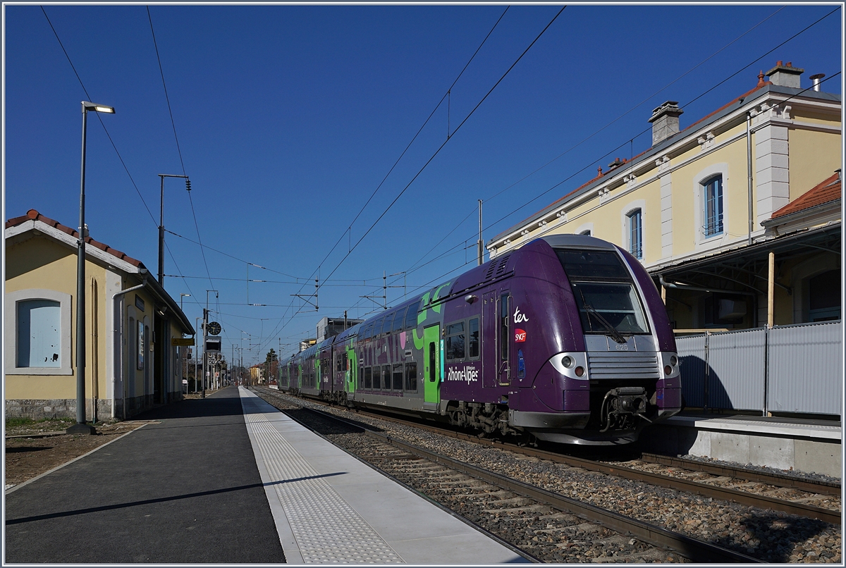 Der TER 96586 von Evian nach Lyon wird mit einem Z 26500 in einer besonderen Farbgebung gefahren. Das Bild zeigt den Z 26626 beim Halt in Thonon les Bains.

23. Mrz 2019