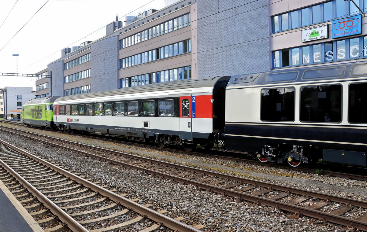 Der Testzug mit den umspurbaren MOB-Wagen: Eingereiht ist der SBB EW IV 21-75 126, Gümligen 23.August 2021. Man beachte hier, dass der Interface-Wagen Seite EW IV Puffer hat. 