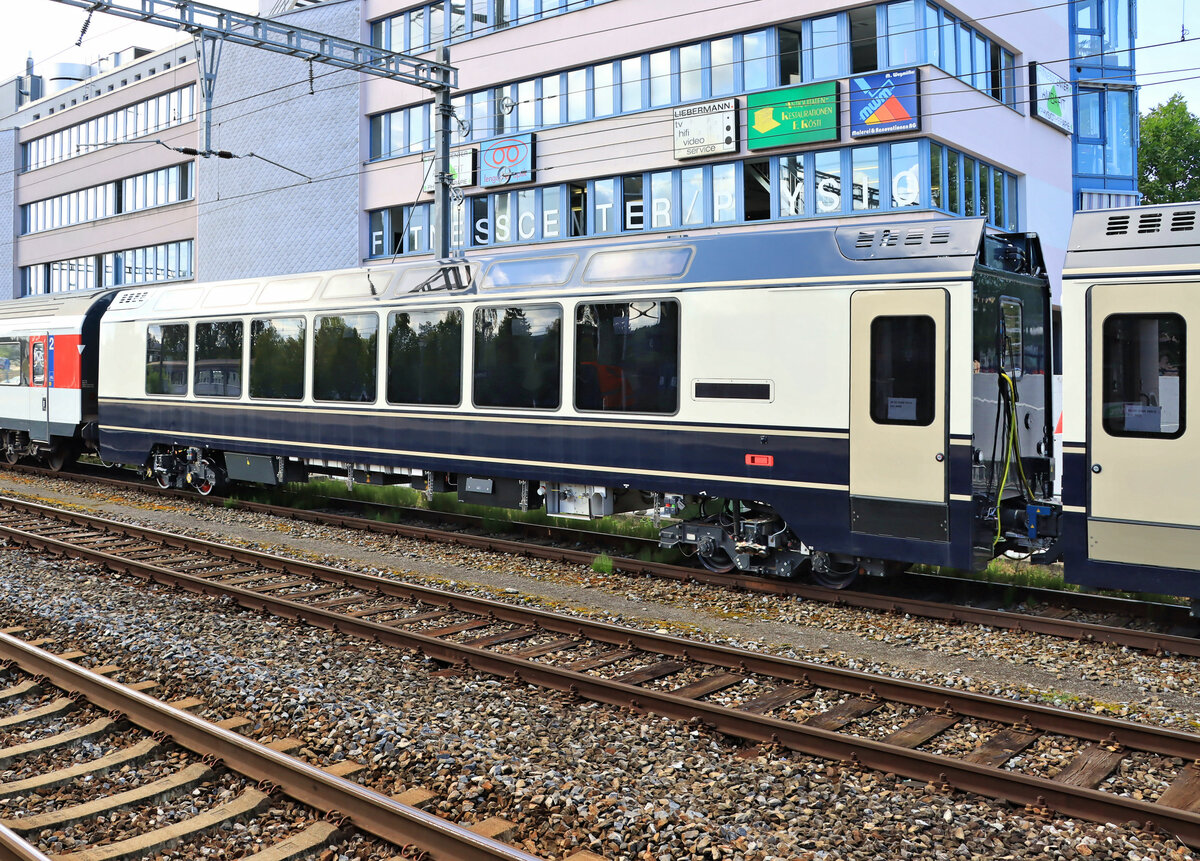 Der Testzug mit den umspurbaren MOB-Wagen: Der Interface-Wagen Bsi 293 in Gümligen. Man beachte den Scheibenwischer und die kleinen Lampen in der Stirnwand. 23.August 2021 