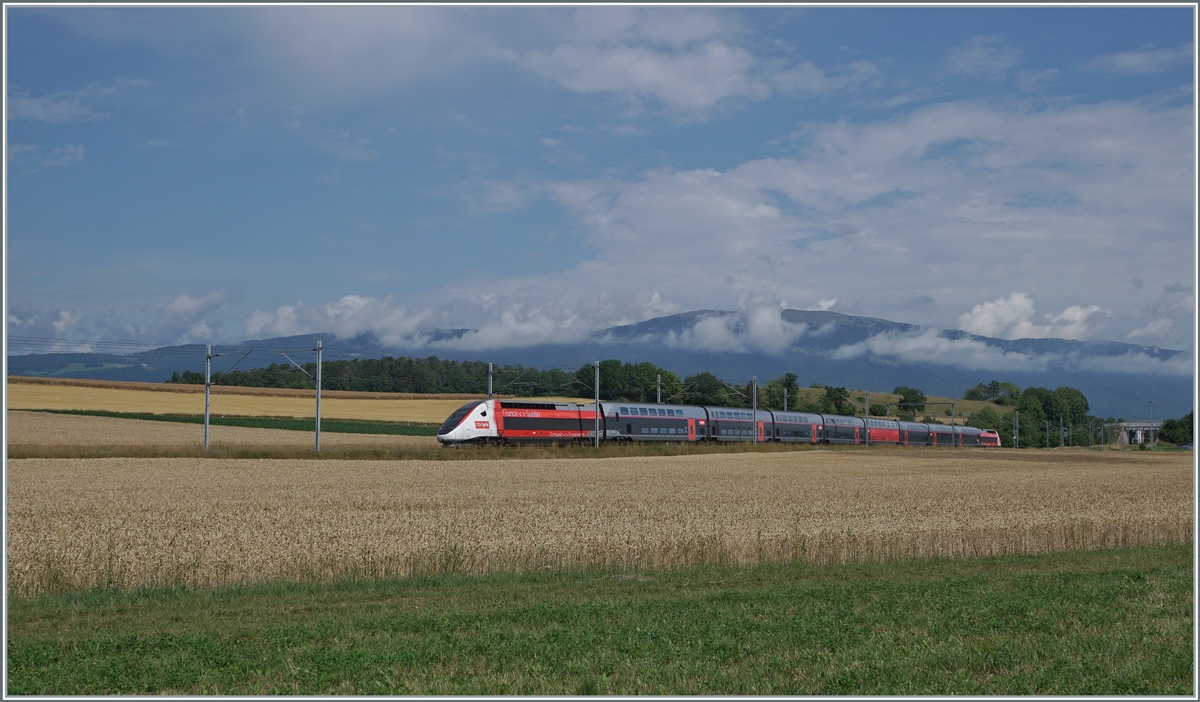 Der TGV 4725 ist als TGV Lyria 9261 kurz nach Arnex von Paris Gare de Lyon nach Lausanne unterwegs und somit schon fast am Ziel seiner Fahrt.

4. Juli 2022