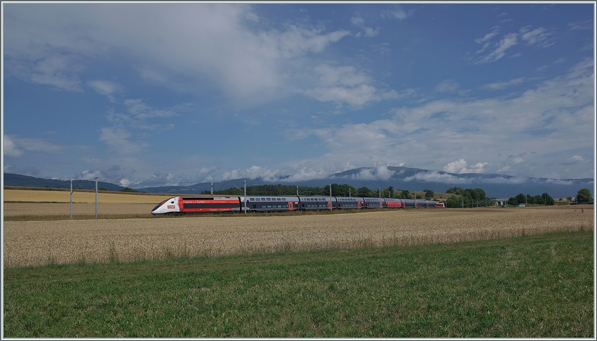 Der TGV 4725 ist als TGV Lyria 9261 kurz nach Arnex von Paris Gare de Lyon nach Lausanne unterwegs und somit schon fast am Ziel seiner Fahrt.

4. Juli 2022
