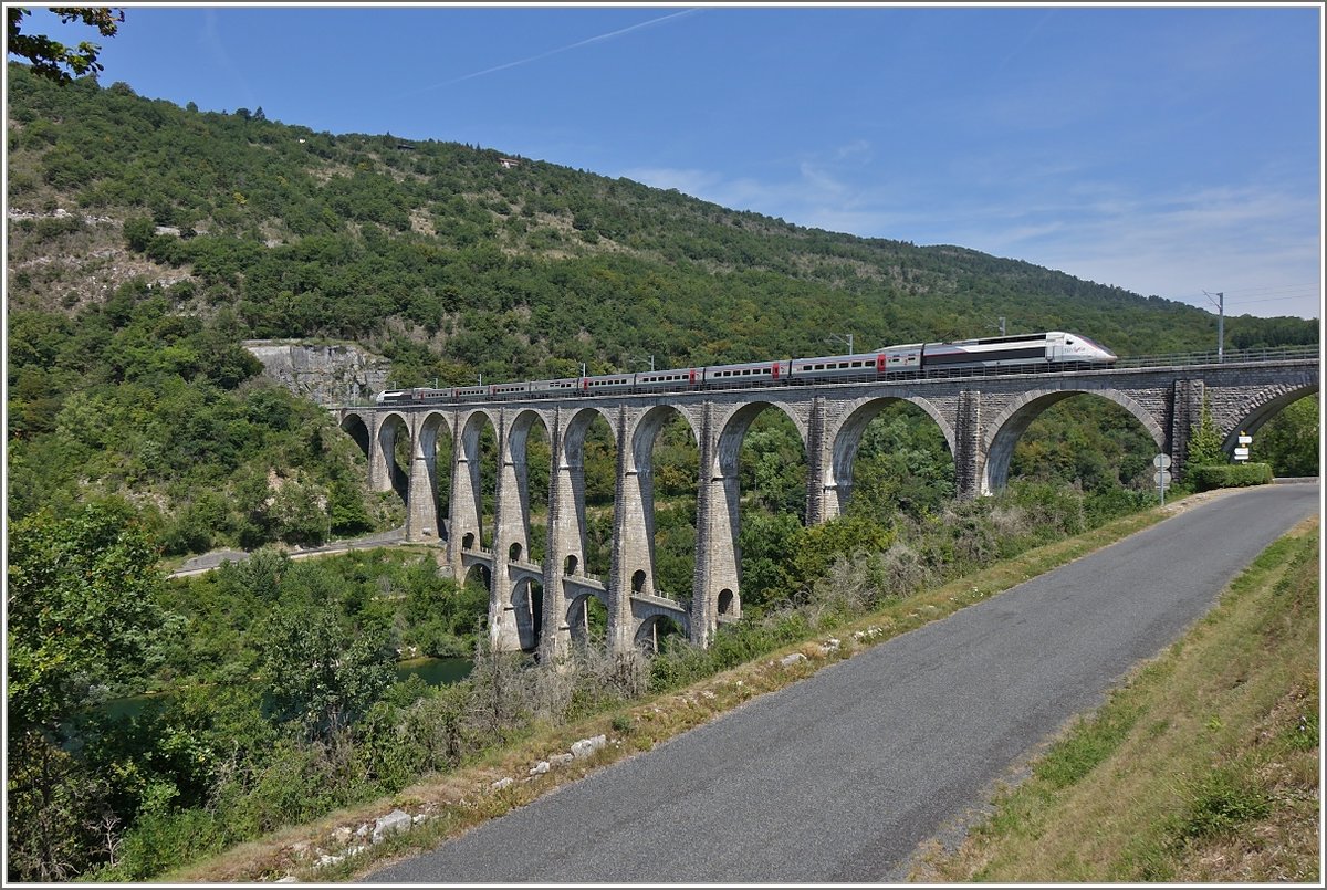 Der TGV 9770 fährt über das Cize-Bolozon Viadukt im französischen Jura.
(17.07.2019)