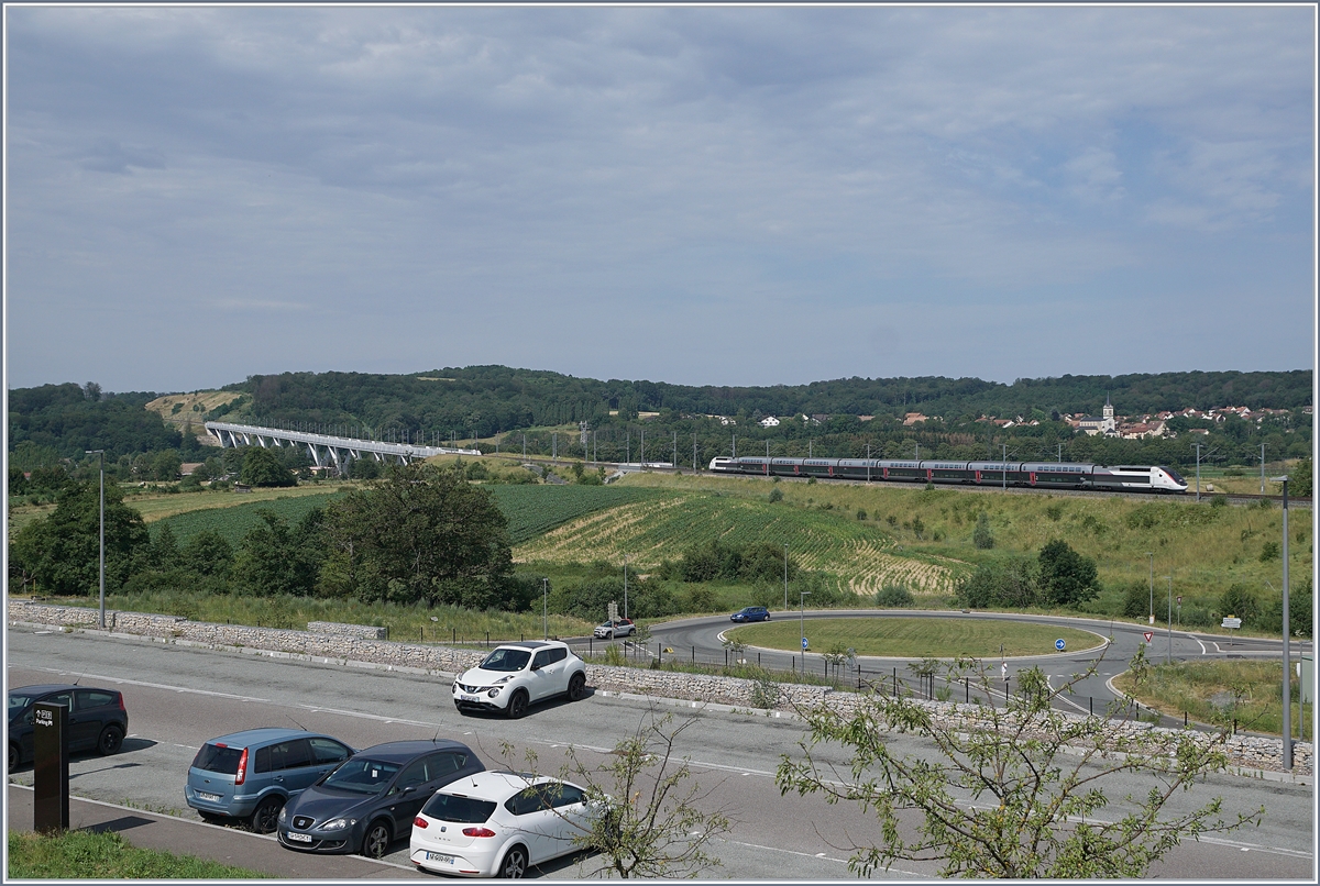 Der TGV 9881 von Luxembourg nach Montpellier gewinnt nach dem Halt in Belfort-Montbéliard TGV (km 133.9) an Geschwindigkeit und wird gleich über den 816 Meter langen Savoureuse Viadukt (km 130.8) fahren.

6. Juli 2019