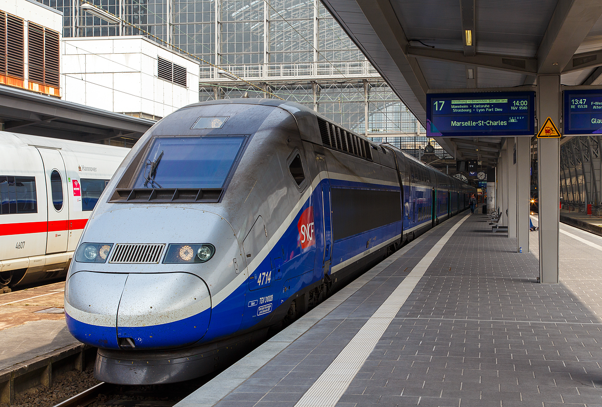 Der TGV Euroduplex 2N2 Tz 4714 (TGV 310027/TGV 310028) ist am 24.03.2014 im Hauptbahnhof Frankfurt am Main am Gleis 17, als TGV 9580 / TGV 9581 (Frankfurt am Main Main Hbf - Strasbourg  - Lyon - Marseille St-Charles), bereits bereitgestellt (zuvor fuhr er die Verbindung Paris – Frankfurt).