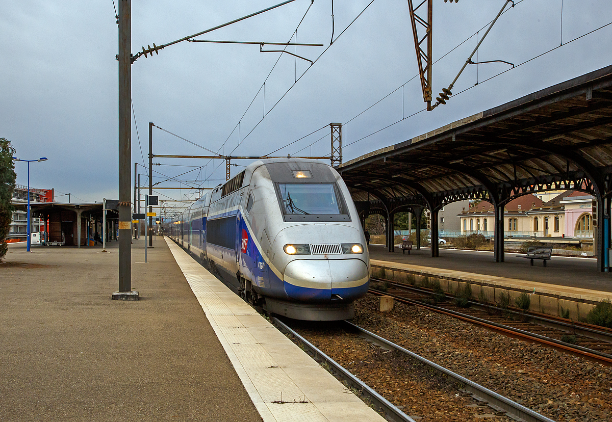Der TGV Euroduplex 2N2 Tz 4724 rauscht am 29.12.2017 durch den (Bahnhof) Gare de Saint-Louis (Haut-Rhin) in Richtung Basel.

Aktuell ist der in der TGV in der TGV Lyria Farbgebung unterwegs.
