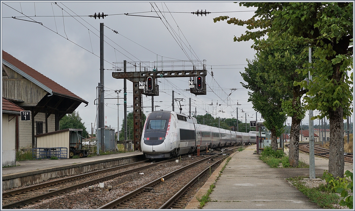 Der TGV Lyria 4411 Lausanne - Paris verlsst Frasne in Richtung Dijon.

13. Aug. 2019