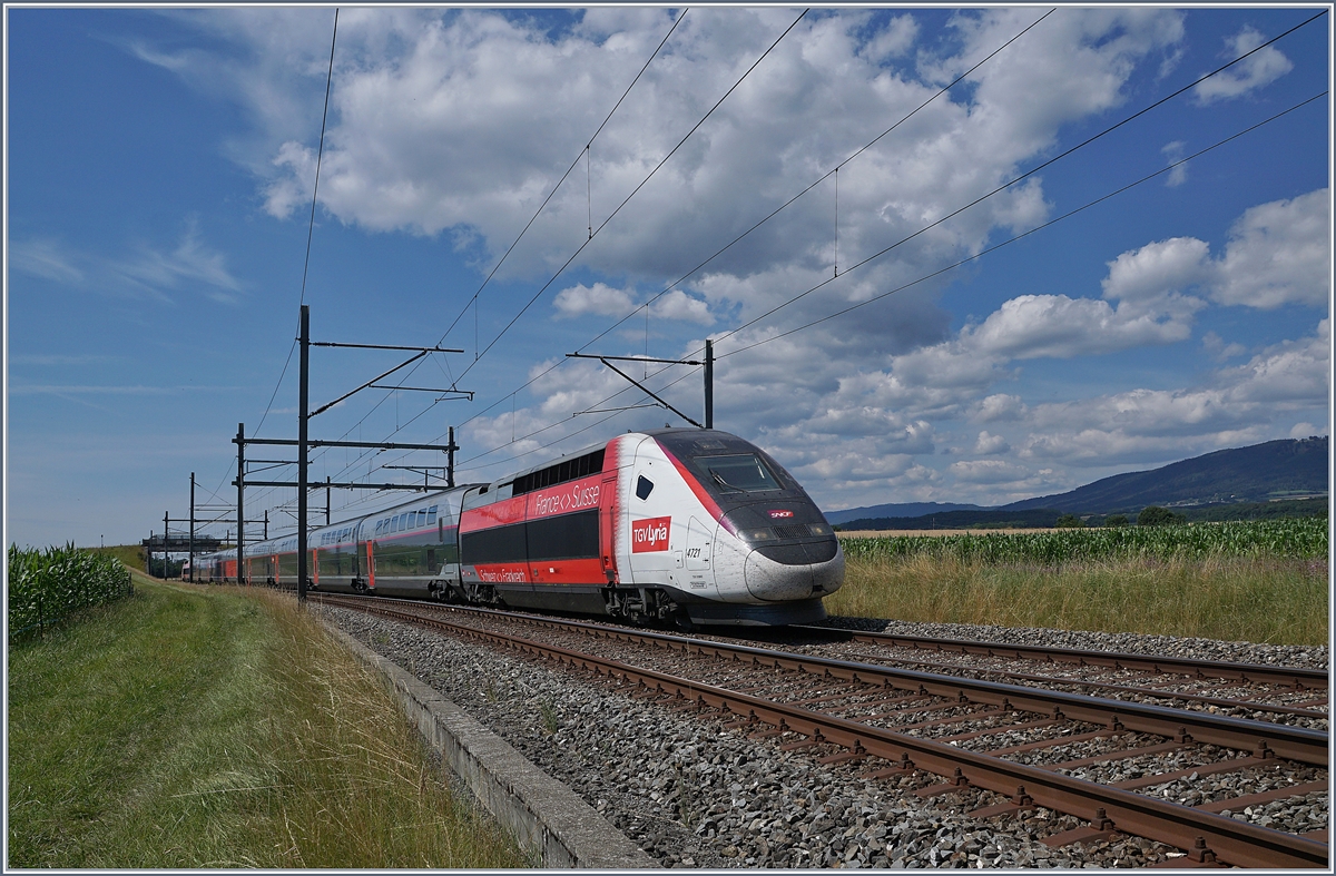Der TGV Lyria 9261 von Paris Gare de Lyon nach Lausanne oberhalb von Arnex auf der Fahrt durch die hügligen Jurasüdfuss Landschaft. 

14. Juli 2020
