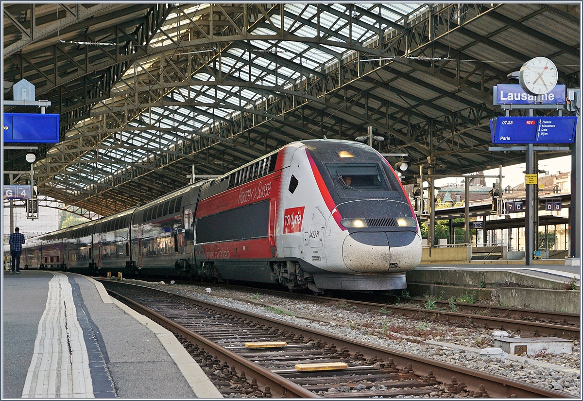 Der TGV Lyria Triebzug 4727 wartet in Lausanne auf die Abfahrt nach Paris Gare de Lyon (via Dijon). 

14. Juli 2020