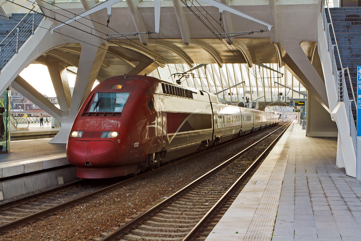 
Der Thalys 4332 PBKA (TGV 42320) Köln - Brüssel - Paris (Umlauf THA 9424) am 18.10.2014 beim Halt im Bahnhof Lüttich-Guillemins. 

Die 17 vorhandenen Thalys PBKA sind zusätzlich in der Lage, im deutschen Netz mit 15 kV, 16,7 Hz Wechselstrom und einer Leistung von 4460 kW zu fahren. Das Design ihrer Triebköpfe lehnt sich an den TGV Duplex an. Sie bedienen seit dem 14. Dezember 1997 Köln. 

Von den 17 Einheiten befinden sich sieben im Eigentum der NMBS/SNCB, sechs gehören der SNCF, je zwei der NS und der Deutschen Bahn. Die beiden PBKA-Einheiten Nr. 4321 und 4322 befinden sich im Eigentum der Deutschen Bahn und werden dort intern, wie alle Thalys-PBKA-Triebzüge, als „Baureihe 409“ bezeichnet. Sie sind Bestandteil des Fahrzeugparks der Belgischen Staatsbahn. Der hier gezeigte Triebzug 4332 ist Eigentum der NS - Nederlandse Spoorwegen  (Niederländischen Staatsbahn).

Technische Daten: Thalys PBKA
Baureihe 43.000 (Frankreich) / Baureihe 409 (Deutschland)
Hersteller:	Alstom
Baujahre:	1993 - 1997
Spurweite: 1.435 mm
Achsfolge:  Bo'Bo'+2'(2)(2)(2)(2)(2)(2)(2)2'+Bo'Bo'
Anzahl der Achsen / davon angetrieben: 26 / 8
Triebzuglänge: 200 m
Breite der Mittelwagen: 2.750 mm
Anzahl der Mittelwagen: 8 Mittelwagen
Stromsysteme: 25 kV / 50 Hz AC, 15 kV / 16 2/3 Hz AC, 1,5 kV und 3 kV DC
Technisch zugelassene Höchstgeschwindigkeit:  320 km/h
Höchstgeschwindigkeit im Plandienst: 300 km/h
Antriebsleistung des Zuges:	
8.800 kW (unter 25 kV 50 Hz), 
4460 kW (unter 15 kV 16 2/3 Hz) und 
3680 kW (unter 3 kV und 1,5 kV) 
Leergewicht:  416 t
