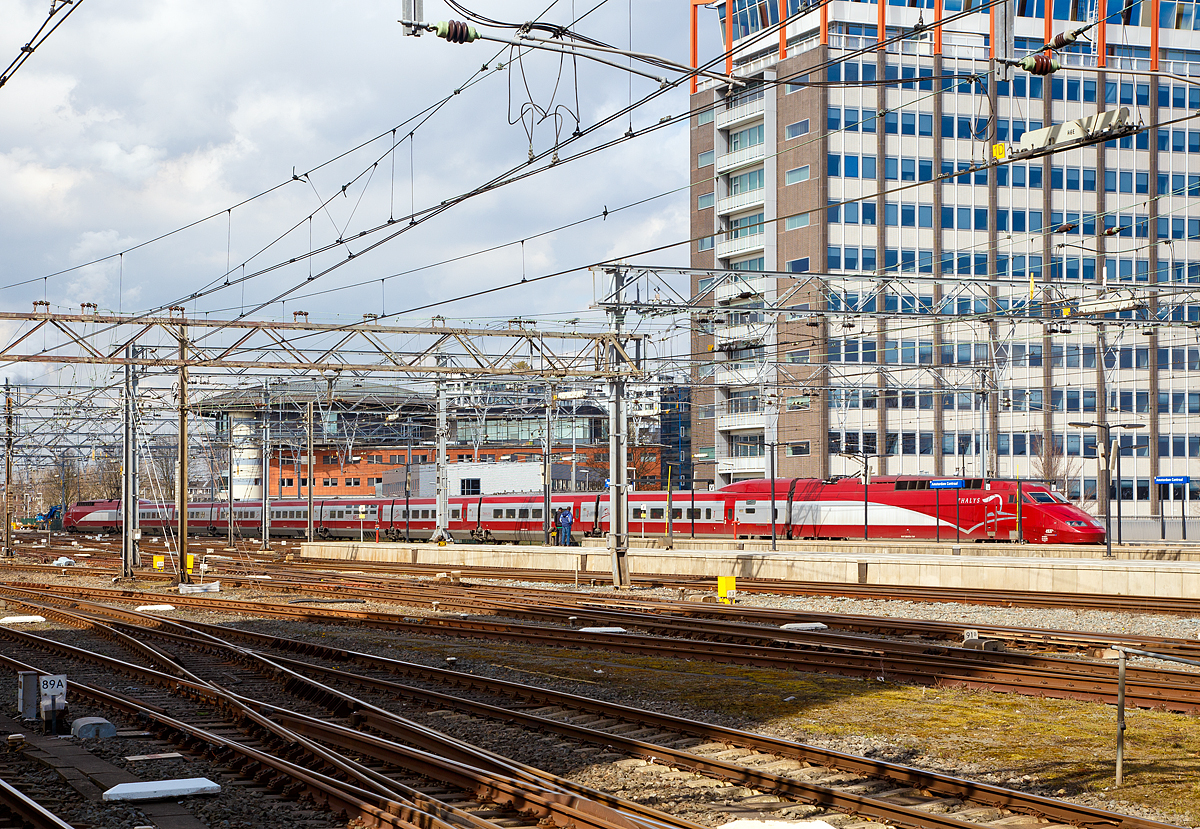 
Der Thalys PBA 4537 verlässt am 31.03.2018 den Bahnhof Amsterdam Centraal in Richtung Paris via Brüssel.

Der Thalys wurde für den länderübergreifenden Verkehr zwischen Belgien, Deutschland, Frankreich und den Niederlanden gebaut und ist deshalb mehrsystemfähig. Es existieren zwei Varianten der Züge: der (hier gezeigte) Thalys PBA (Paris–Brüssel–Amsterdam) und der Thalys PBKA (Paris–Brüssel–Köln–Amsterdam).

Von den Thalys PBA existieren neun Einheiten (Rame 4532-4540), diese sind baugleich mit dem TGV Réseau und alle Eigentum der SNCF. Eigentlich sind es auch TGV der Serie 38000. Sie können unter 25kV/50Hz Wechselstrom, sowie unter 3kV und 1,5kV Gleichstrom fahren. Außerdem sind sie mit den Zugsicherungssystemen der drei Länder ausgestattet. Die Züge leisten bei 25 Kilovolt eine Dauerleistung von 8.800 Kilowatt und erreichen damit zwischen Paris und Brüssel, sowie zwischen Löwen und Lüttich 300 km/h. Die Verbindung Amsterdam nach Paris wird so planmäßig in 3 Stunden und 18 Minuten gefahren. 

TECHNISCHE DATEN:
Spurweite: 1.435 mm (Normalspur)
Achsfolge: Bo'Bo'+2' 2' 2' 2' 2' 2' 2' 2' 2'+Bo'Bo'Länge: 200.000 mm
Breite: 2.900 mm 
Leergewicht: 383.000 kg
Sitzplätze: 377 (120 in der 1. und 257 in der 2. Klasse)
Höchstgeschwindigkeit: 320 km/h (früher 300 km/h)
Leistung: 8.800 kW bei 25 kV 50 Hz / 3.680 kW bei 1,5 kV bzw. 3 kV Gleichstrom
