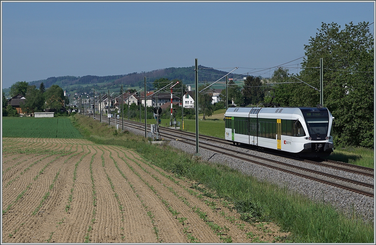 Der Thurbo GTW 526 735-6  Rümikon  ist im Klettgau zwischen Neunkirch und Wilchingen-Hallau auf dem Weg nach Erzingen (Baden) und erreicht in Kürze den Bahnhof Wilchingen Hallau. 
Nachdem in Rangierbahnhof Biel die Formsignale verschwunden sind stehen hier - von Museumsbahnen abgesehen - die letzten Formsignale.  

15. Mai 2022