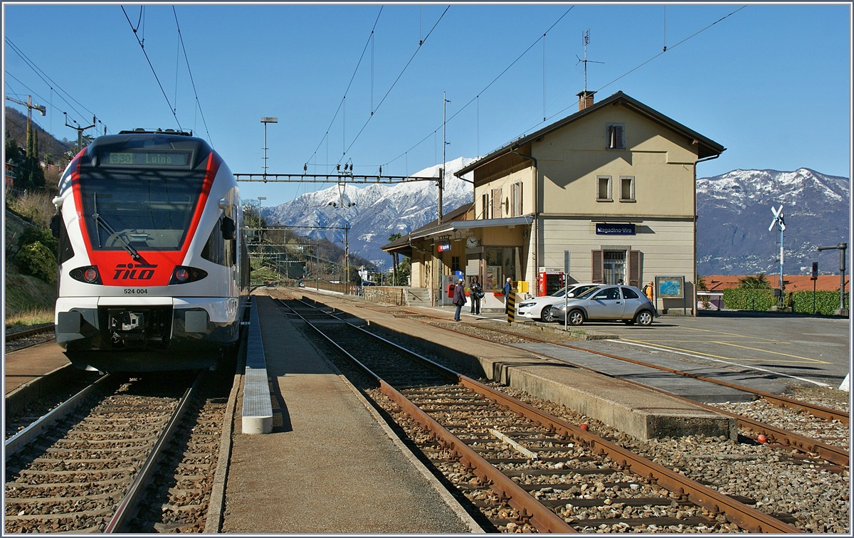 Der TILO Flirt RABe 524 004 als S 30 nach Luino beim Halt in Magadino Vira.
21. März 2013