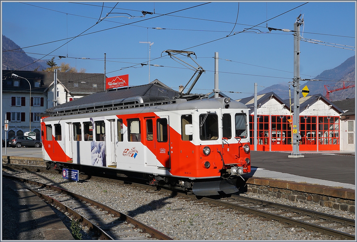 Der TMR / MC BDeh 4/4 N° 8 (TSI Nr: 90 85 838 0008-5) im Baustellenbedingten Pendel-Verkehr Vernayaz MC - Martigny - Vernayaz MC beim Aufenthalt in Vernayaz MC. Dieser Aufenthalt dauerte eine guten halbe Stunde, dann fuhr der Triebwagen die 4.8 Kilometer nach Martiny und kehrte nach einem kurzen Aufenthalt von dort wieder zurück. Die drei ersten Triebwagen wurden als ABDeh 4/4 N° 4, N° 5 und N° 6 im Jahre 1957 ausgeliefert, die beiden ABDeh 4/4 N° 7 und N° 8 folgten 1964. Nach dem Wegfall der 1. Klasse bei der MC wurde sie 1980 in BDeh 4/4 umbezeichnet.
Im Depot ist eine weiter BDeh 4/4 und der BDeh 4/4 501 zu erkennen.
18. Nov. 2018