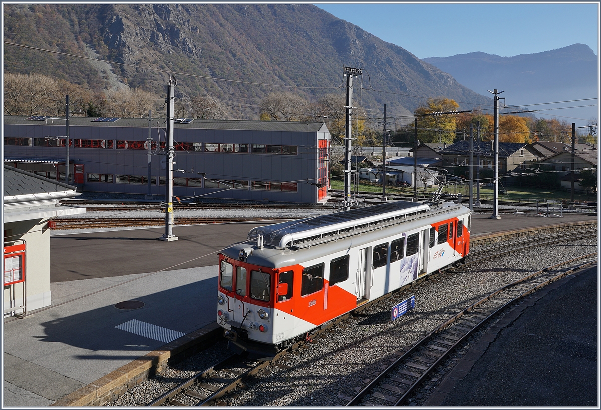 Der TMR / MC BDeh 4/4 N° 8 (TSI Nr: 90 85 838 0008-5) im Baustellenbedingten Pendel-Verkehr Vernayaz MC - Martigny - Vernayaz MC beim Aufenthalt in Vernayaz MC. Dieser Aufenthalt dauerte eine guten halbe Stunde, dann fuhr der Triebwagen die 4.8 Kilometer nach Martiny und kehrte nach einem kurzen Aufenthalt von dort wieder zurück. Die drei ersten Triebwagen wurden als ABDeh 4/4 N° 4, N° 5 und N° 6 im Jahre 1957 ausgeliefert, die beiden ABDeh 4/4 N° 7 und N° 8 folgten 1964. Nach dem Wegfall der 1. Klasse bei der MC wurde sie 1980 in BDeh 4/4 umbezeichnet.
18. Nov. 2018