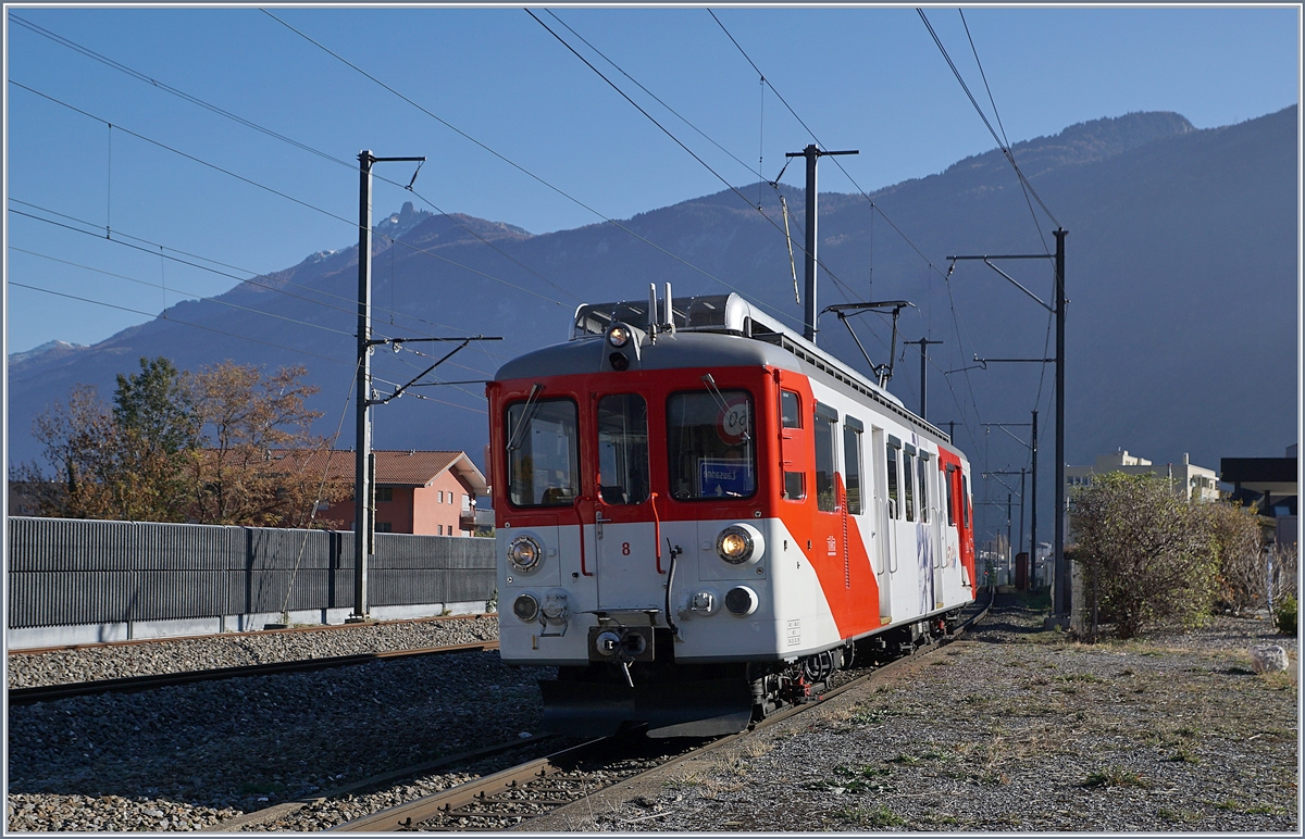 Der TMR MC BDeh 4/4 N° 8 (TSI Nr: 90 85 838 0008-5) von Martigny kommend bei der Durchfahrt an der ehemaligen Haltestelle La Bâtiaz (EH). Von der Eröffnung 1906 bis 1931 verkehrten die Züge statt auf dem direkten Weg zum SBB Bahnhof über die Stadt Martigny welche damals damit eine Trambahn hatte. 18. Nov. 2018