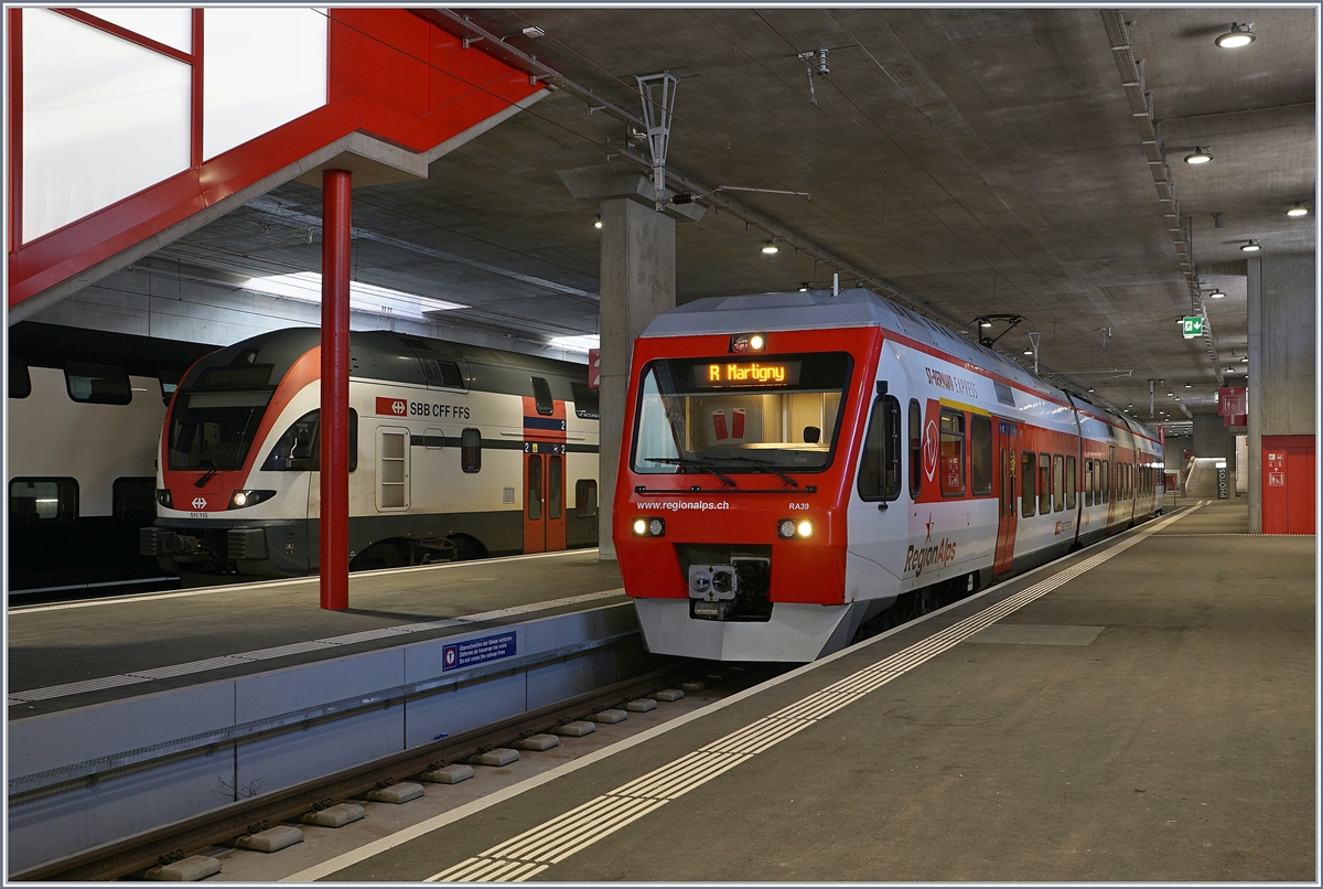 Der TMR Region Alpes RABe 525 039 wartet in Le Châble auf die baldige Abfahrt nach Martigny. 

9. Februar 2020