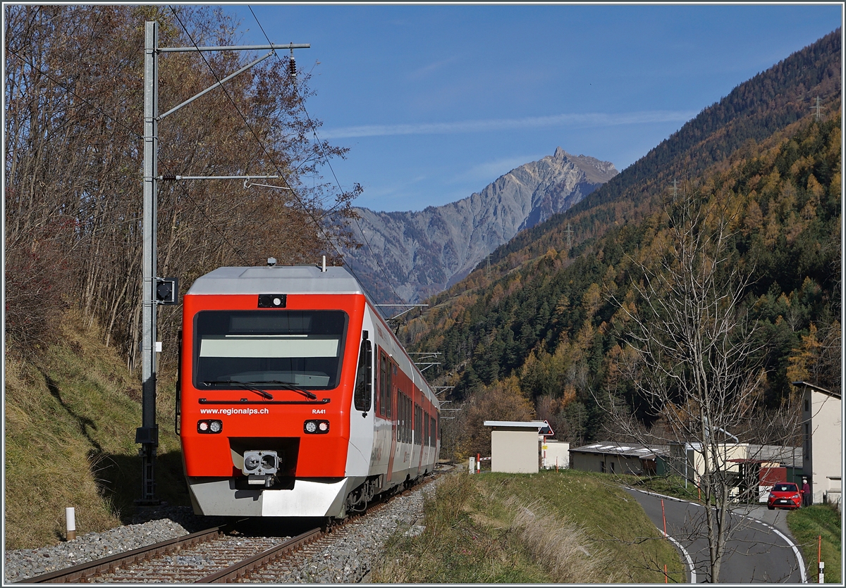 Der TMR Region Alps RABe 525 041 (UIC 94 85 7525 041-0 CH-RA) ist kurz nach Orsières auf der Fahrt nach Sembrancher.

10. November 2020