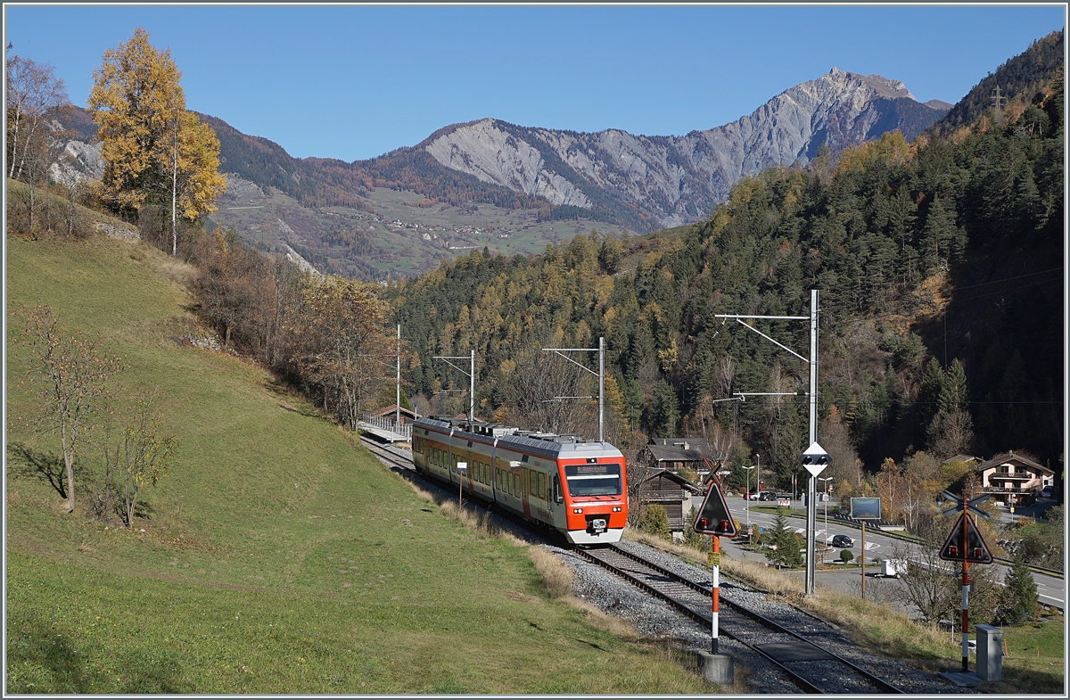 Der TMR RegionAlps RABe 525 041 (UIC 94 85 7525 041-0 CH-RA) ist von Orsières nach Sembracher unterwegs und erreicht La Douay, wo mangels Haltewunsch der Zug ohne Halt durchfährt

5. Nov 2020