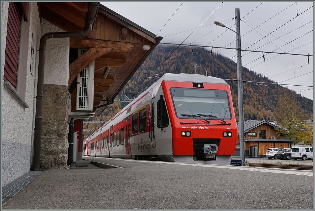 Der TMR RegionAlps RABe 525 041 (UIC 94 85 7525 041-0 CH-RA) wartet in Orsières auf die Rückfahrt nach Sembrancher. 

5. November 2020