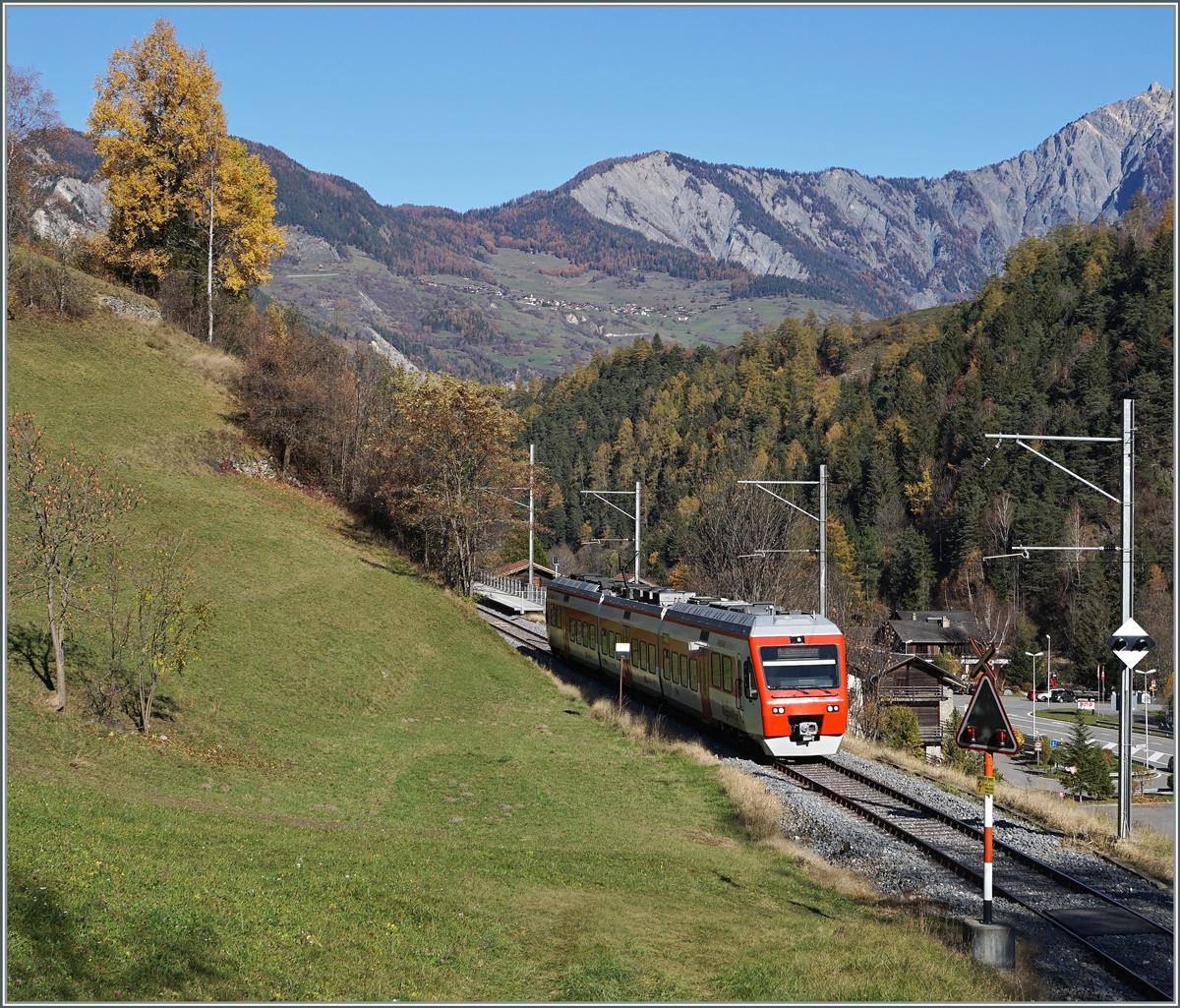 Der TMR RegionAlps RABe 525 041 (UIC 94 85 7525 041-0 CH-RA) ist von Orsières nach Sembracher unterwegs und erreicht den kleinen Ort La Douay mit dem einzigen Zwischenstopp (Haltestelle, Halt auf Verlangen) auf dem Streckenast Sembrancher - Orsières. 

6. November 2020
