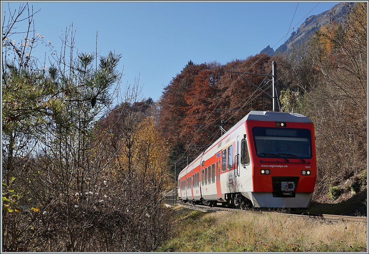 Der TMR RegionAlps RABe 525 041 (UIC 94 85 7525 041-0 CH-RA) ist von Orsières nach Sembracher unterwegs und erreicht in Kürze sein Ziel. 

6. November 2020