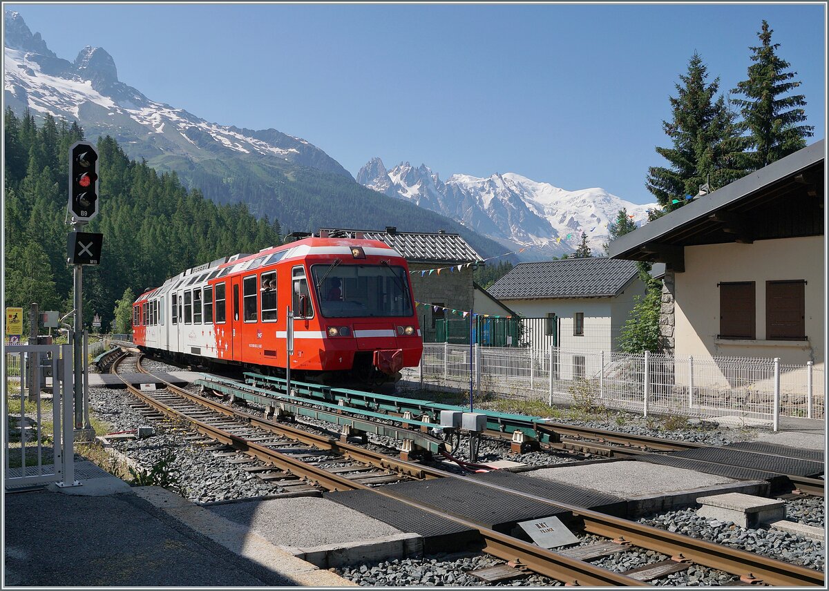 Der TMR/SNCF BD eh 4/8 801/802 (94 87 0000 802-2 F SNCF) Triebzug erreicht auf seiner Fahrt von St-Gervais Les Bains Le Fayette nach Vallorcine vor dem Hintergrund des Mont Blanc Massivs den Bahnhof von Montroc Le Planet.

20. Juli 2021